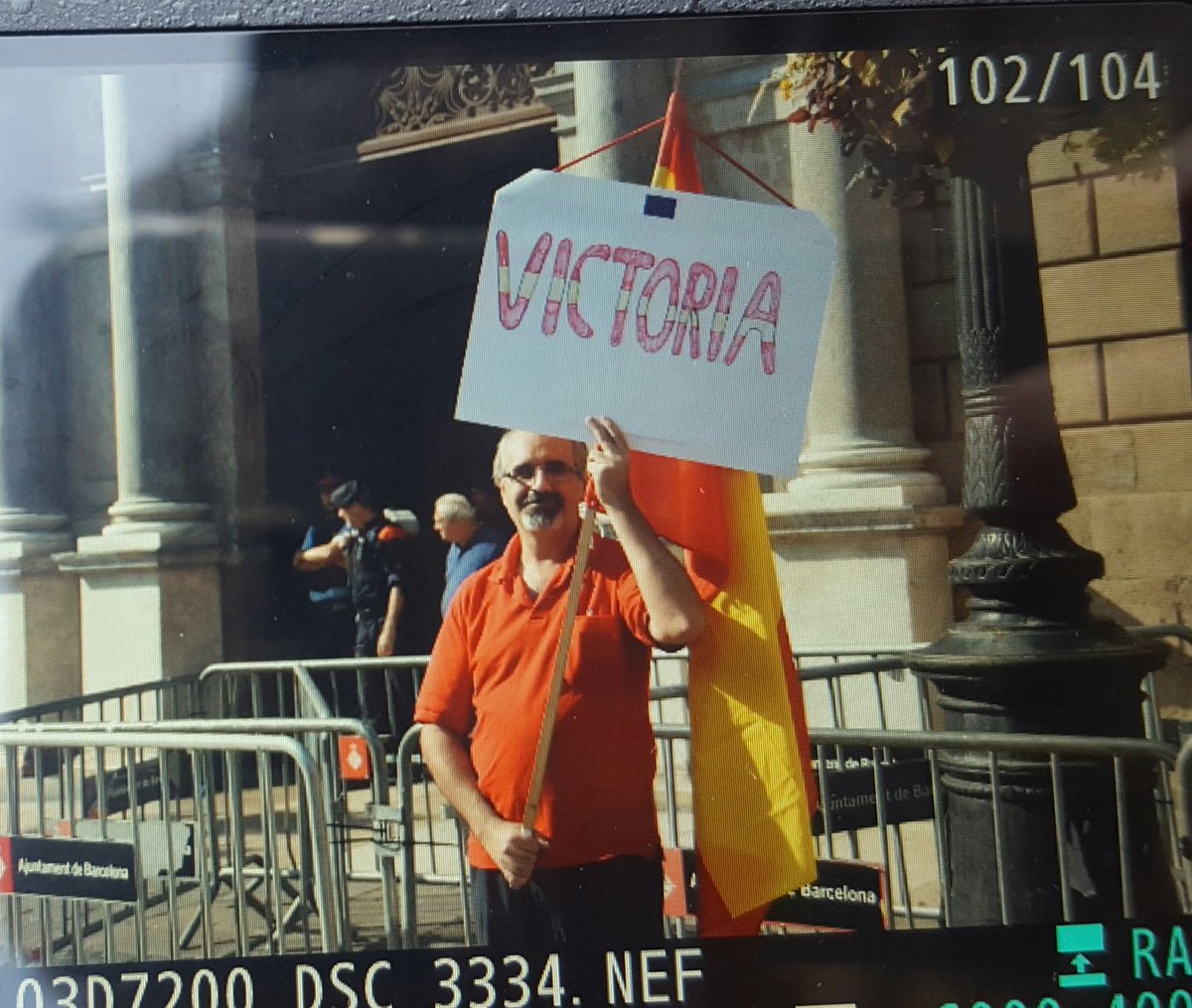SergioBasi's tweet photo. El contraste de quien canta en soledad a la #represion del #155 respecto a las 14mil personas cantando #democracia para #catalunya https://t.co/PVkBWKm3DJ