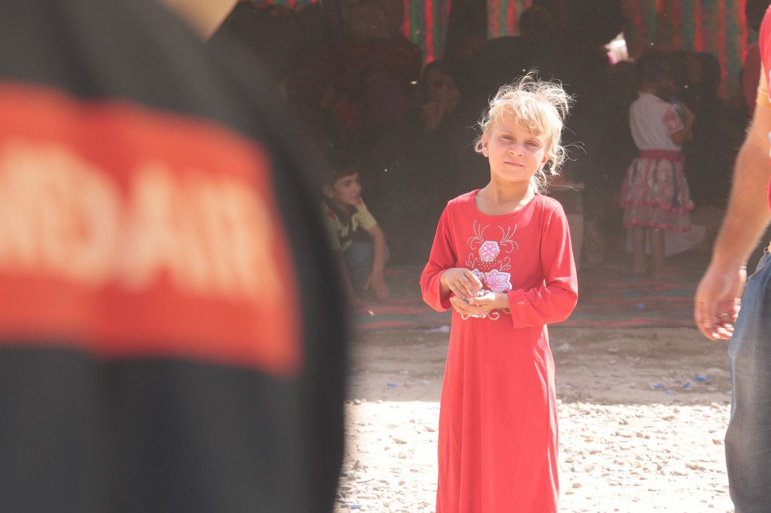 Medair_ME's tweet photo. A shy girl watches staff treat people at a mobile clinic outside #Hawiga #Iraq. Medair provided emergency care at temporary sites. @eu_echo https://t.co/iNRfJST1QR