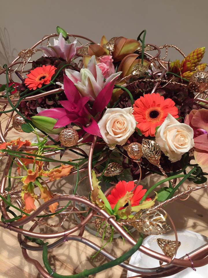 Decorumcompany's tweet photo. Woensdag verzorgde @HannekeFrankema een demo met Decorum producten voor bloemisten van studieclub Noord. Daar kwamen mooie plaatjes uit! https://t.co/GWpOmo4ed3