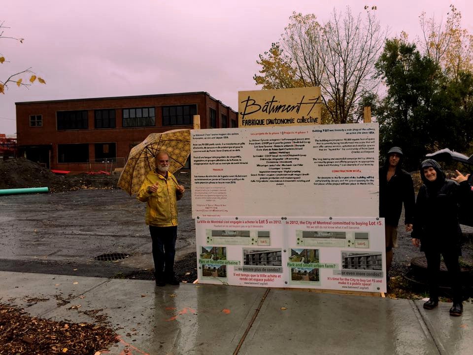 Un panneau plein d'infos sur nos projets est apparu devant le B7 &amp; rappelle qu'on attend toujours que la <a href="/MTL_Ville/">Ville de Montréal</a> achète le Lot 5!#polmtl