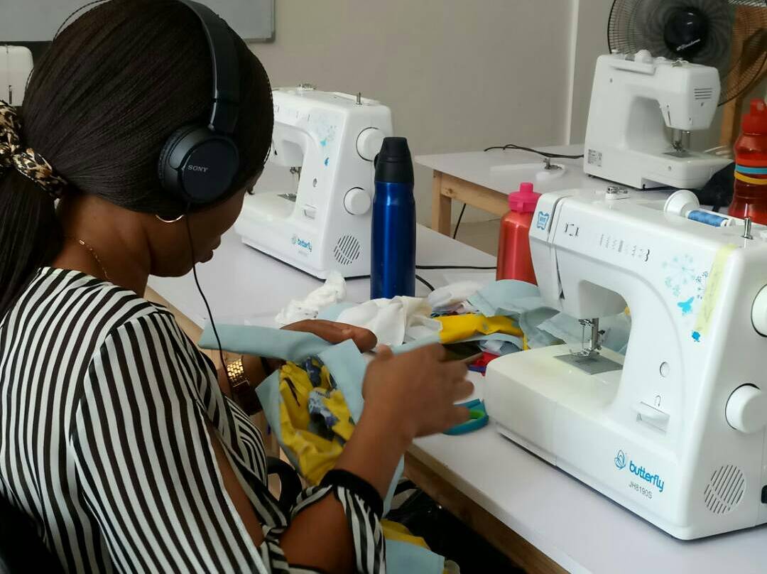 TFA_Abuja's tweet photo. Do not disturb 🔇🔇🔇
Our beautiful students from our pattern drafting classes are at work.✁✁✁✁✁ -
-
😁😂😂
#fashiongoals  #sewingtutorial #tgif https://t.co/6VzXB0nPHG