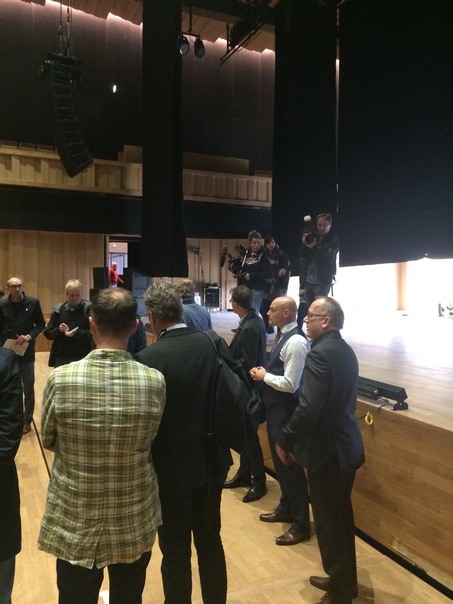 Wethouder <a href="/GerrieElfrink/">Gerrie Elfrink</a> met mooie trots over concertzaal Musis bij ontvangst jury #bestebinnenstad #arnhem