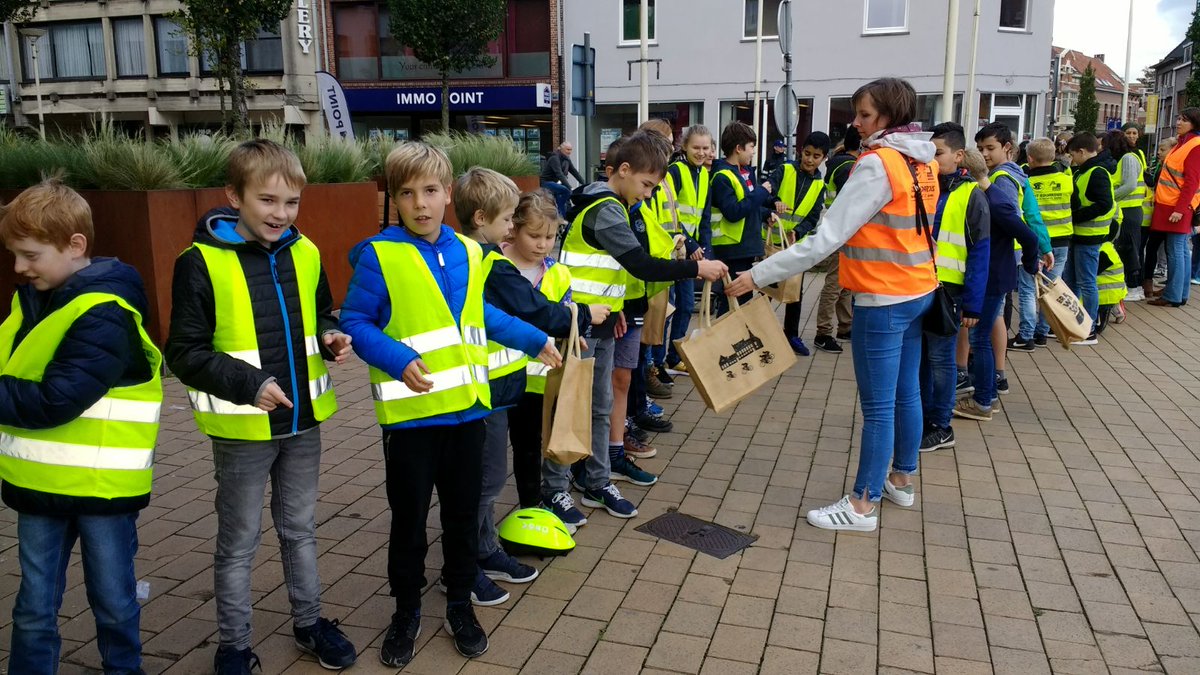 gemSchoten's tweet photo. 600 lagere schoolkinderen brengen de laatste boeken naar de #Braembib via een #mensenketting 📚😮😁👍👌 Wauw!

#Schoten #bib #verhuis https://t.co/vbUhPXXSmX