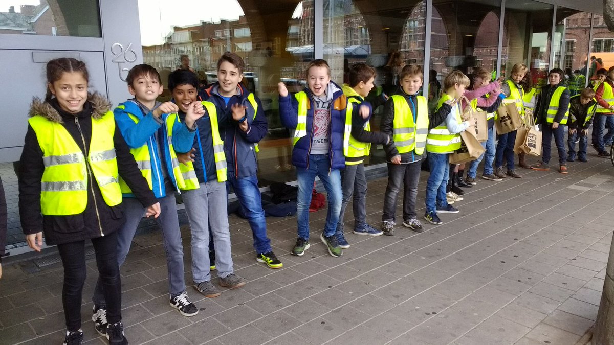 gemSchoten's tweet photo. 600 lagere schoolkinderen brengen de laatste boeken naar de #Braembib via een #mensenketting 📚😮😁👍👌 Wauw!

#Schoten #bib #verhuis https://t.co/vbUhPXXSmX