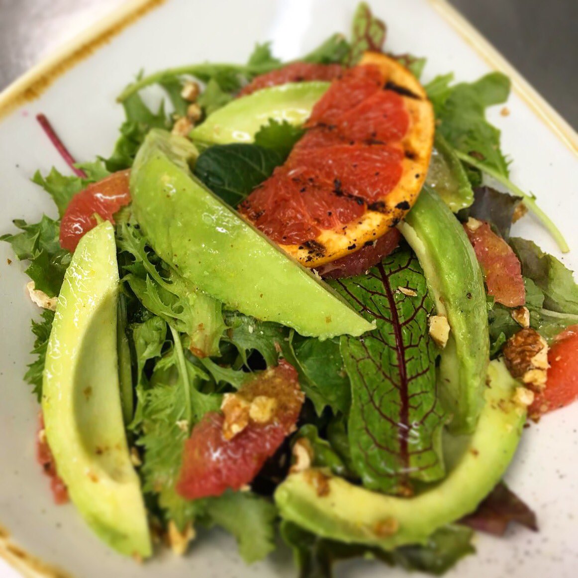 Mucize meyve avokadonun faydalarından mahrum kalmamanız için menümüze "Avokadolu ve Greyfurtlu Karışık Yeşil Salata"yı ekledik 🥑👌