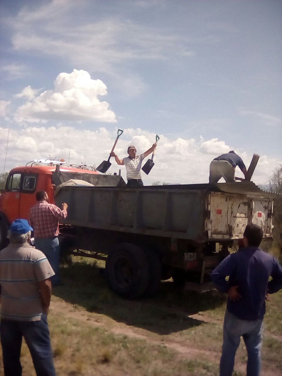 AmbienteSanLuis's tweet photo. Con la entrega de más kits productivos, el @SanLuisGob1 continúa mejorando la calidad de vida de las familias rurales puntanas https://t.co/W7DwpcKELo. #Campo #Producción #SanLuis https://t.co/ZhNEKET9YR