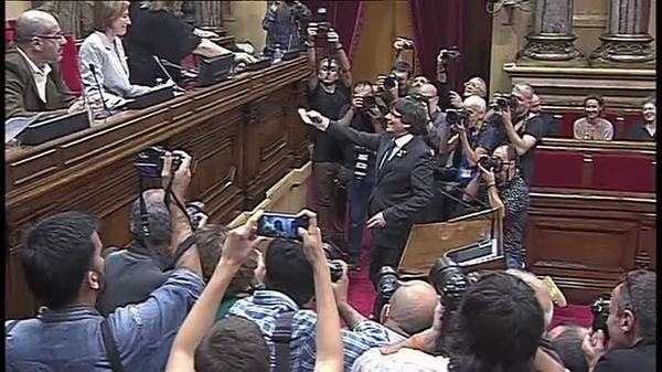 A3Noticias's tweet photo. #ÚLTIMAHORA El Parlament declara la independencia de Cataluña con 70 votos a favor, 10 en contra y las ausencias de PP, PSC y C's https://t.co/s1drca37EJ https://t.co/Zeo9zyQYeh