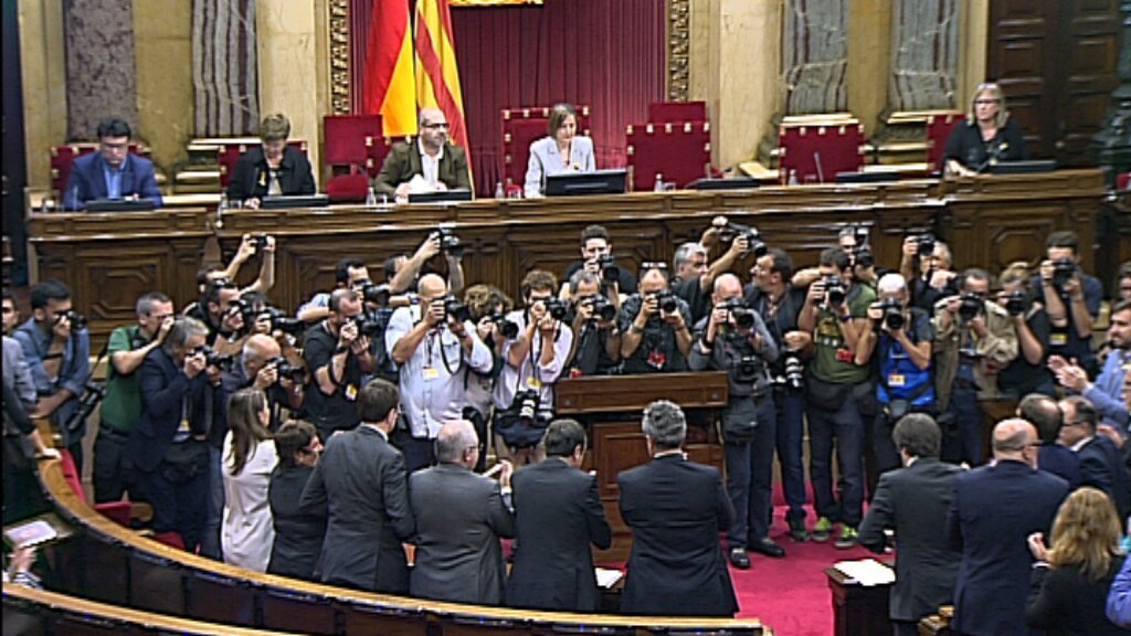 🔴⚠️ Aplaudiments a l'hemicicle. Els diputats canten "Els Segadors" bit.ly/2y8EbZ5 #IndependènciaTV3