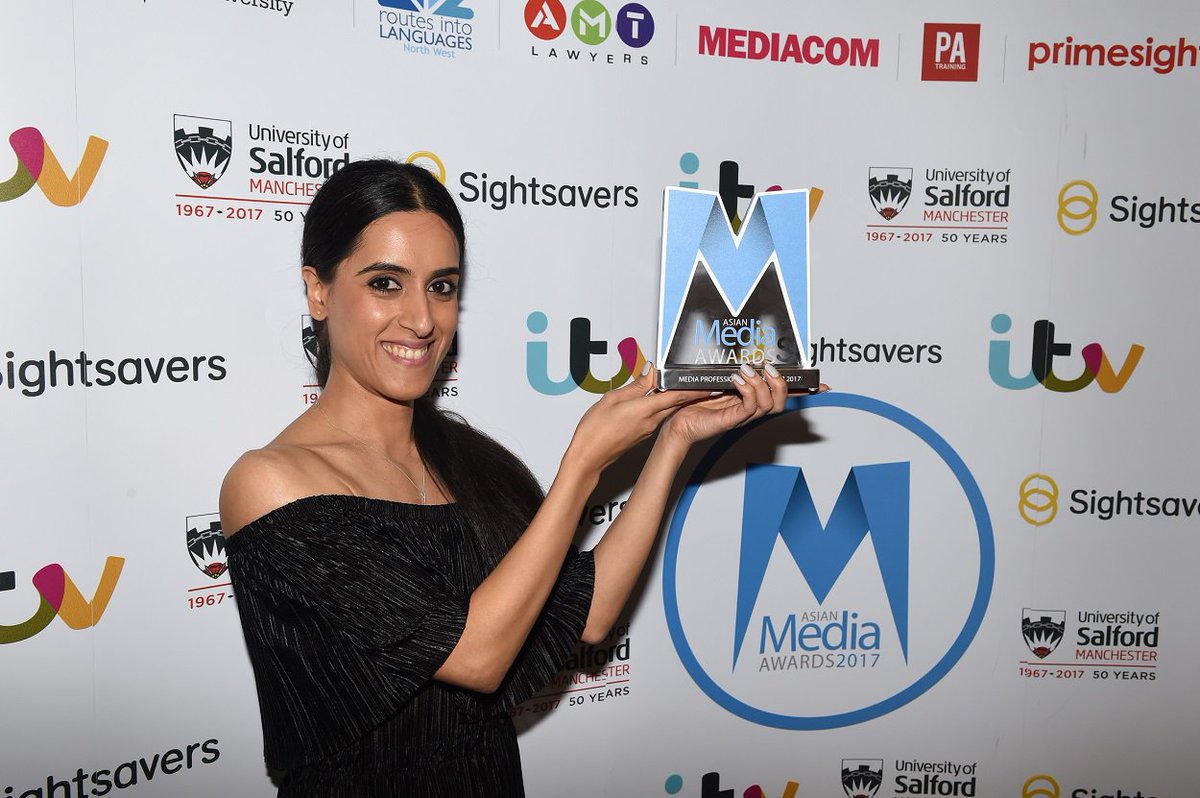 asianmediaaward's tweet photo. The 2017 Media Professional Award winner was @ArikaMurtza Presented by @Sampatel2588 of @primesight https://t.co/35ZzuFJRaQ
