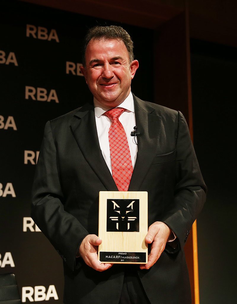 Berasategui's tweet photo. Anoche se presentó la Guía Macarfi 2018 y recibí el Premio Macarfi a la Excelencia. ¡MUCHISIMAS GRACIAS! #guiamacarfi2018 #rba #barcelona https://t.co/DhyT3cytGN