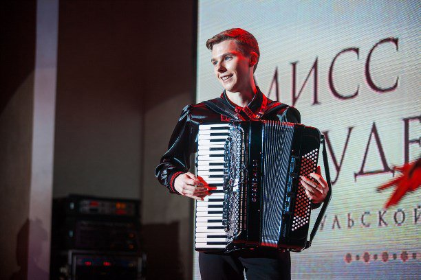 Дмитрий Беляев из Ясногорска стал "Мистером Творчество" и "Вице-Мистером Студенчество". vk.com/wall-92459257_…