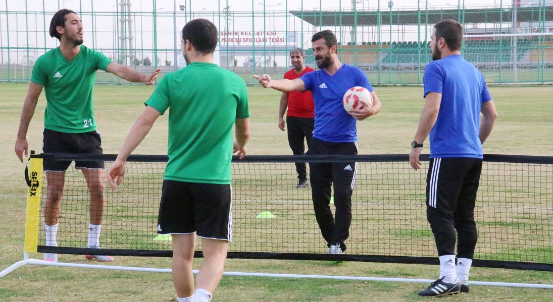 Bandırmaspor’u konuk edecek Şanlıurfasporumuz, zorlu maçın hazırlıklarını ayak tenisi oynayarak sürdürdü.