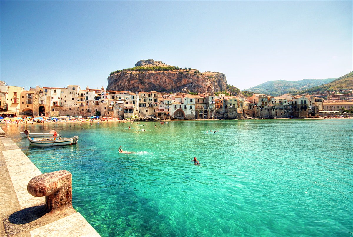 Did you know that #Sicily has around 600-miles of #coastline? Discover more about the beautiful island today: bit.ly/sicily-facts #italy