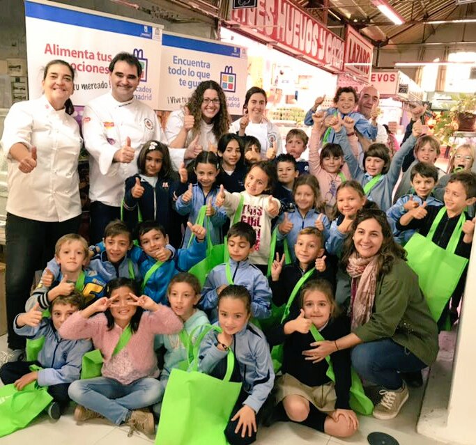 ACYRE_'s tweet photo. Seguimos disfrutando con los más pequeños en los mercados gracias al taller 'Aprende a comprar y cocinar en los #mercadosdeMadrid' 🔝🔝👏👏🍴🍗🍍🍌🍖 https://t.co/RTNkuQw39O