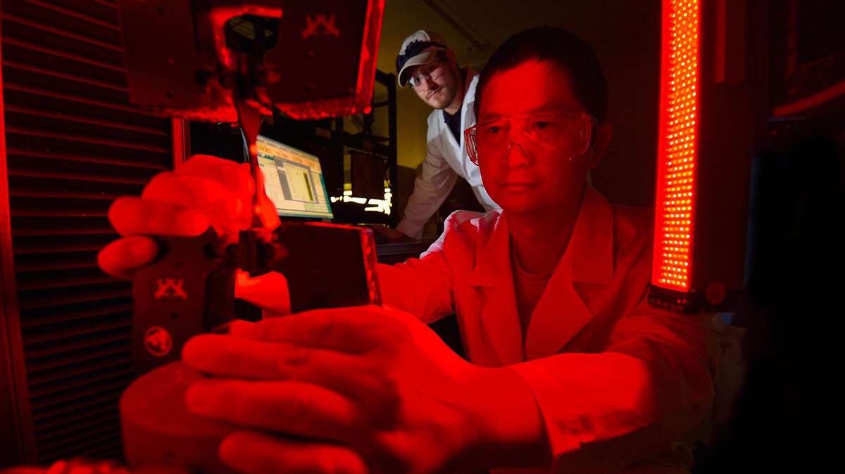 JeffVitter's tweet photo. Heard of graphene? UM exploring potential of strong, flexible material w/ Cntr for Graphene Research, Innovation — https://t.co/YCevQHTQGJ https://t.co/PHf64eQpOx