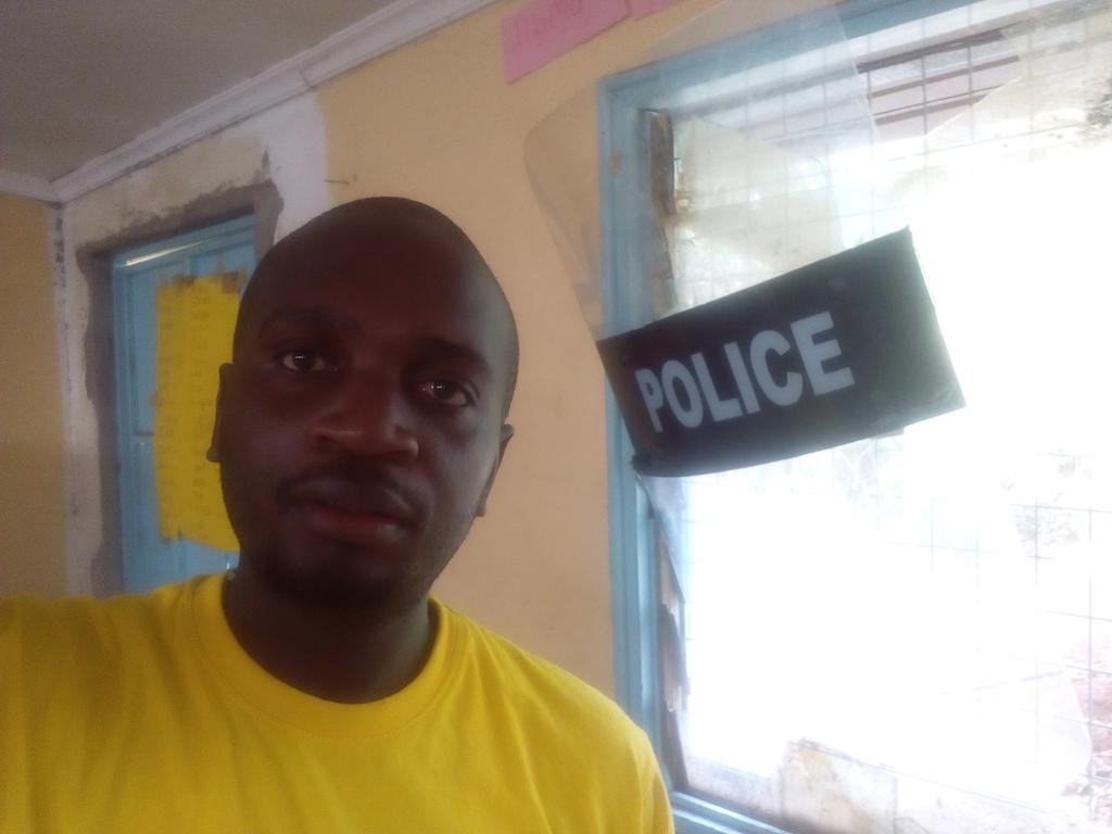 Kwa polling station sisi tulikuwa tumechill with the police 😁😎😎 #PollsMtaani #Goteana