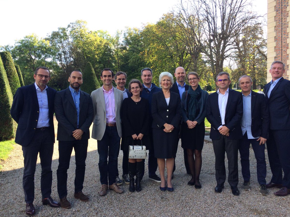 HArminjon's tweet photo. Séminaire #Bnpparibas sur l'évolution de nos pratiques manageriales pour accélérer notre transformation. La promo #HelloTomorrow ! https://t.co/jAhafix1xF