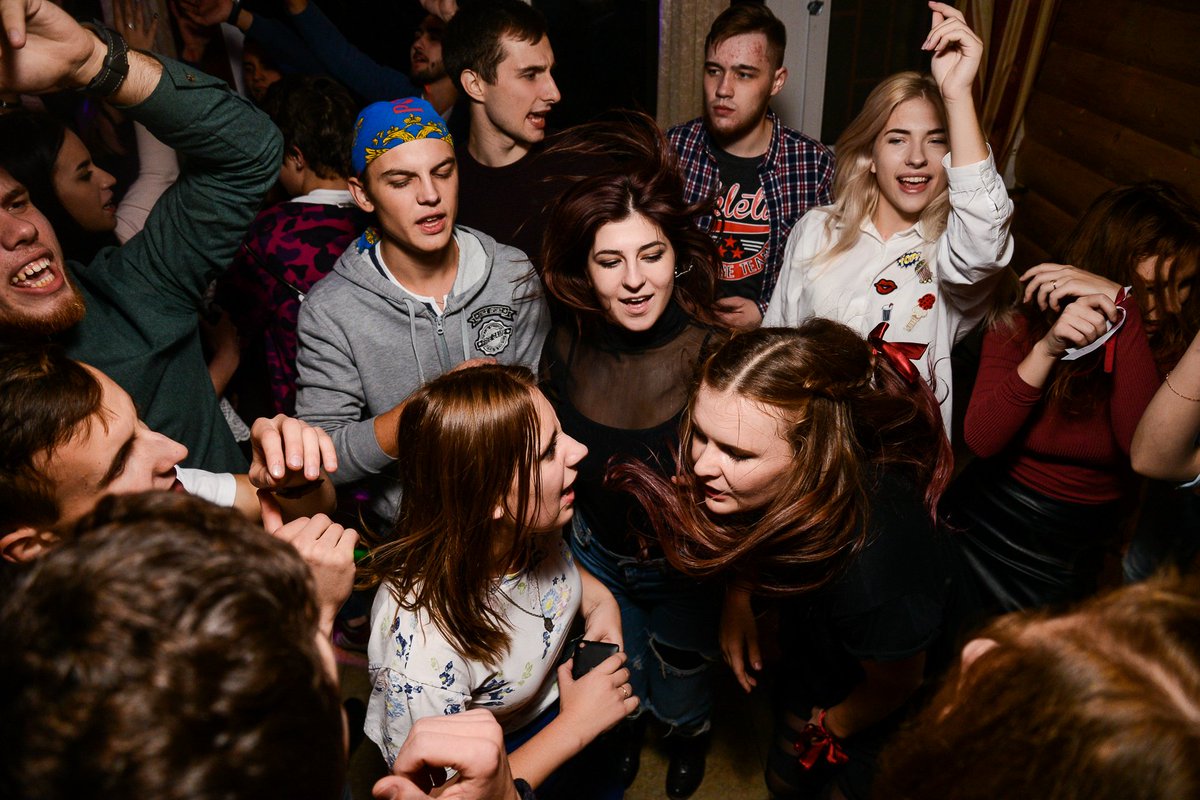 Nastasiushka48's tweet photo. Я Настя и у меня не может быть нормальных адекватных фоток, тем более во время тусы РАНХиГС
#RANEPARTY https://t.co/a2Sztjcgiu