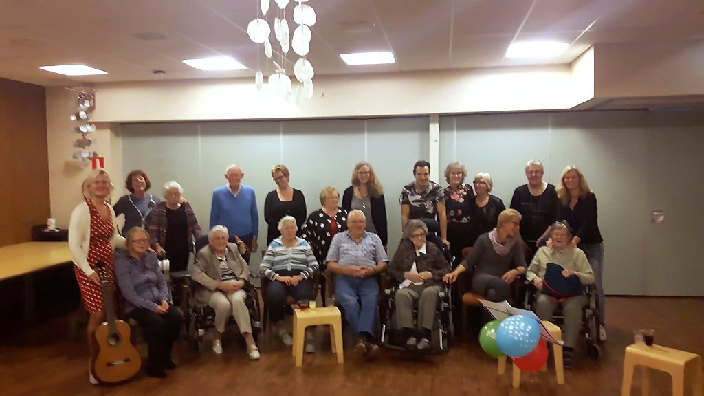 Het Liemers geheugenkoor bestaat 3 jaar. . In het koor zingen ouderen met dementie en hun naaste samen. Geweldig mooie manier van contact.