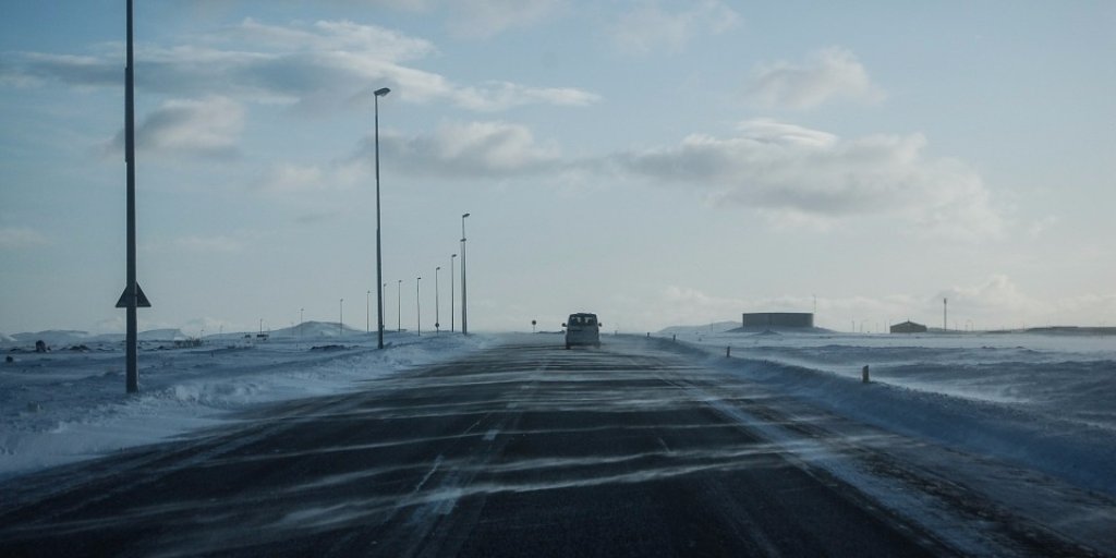 DriverHire's tweet image. It's difficult to tell if your driving on icy roads, but if your tyres make no noise then you could be #weathertips ow.ly/lbI230fsqaY