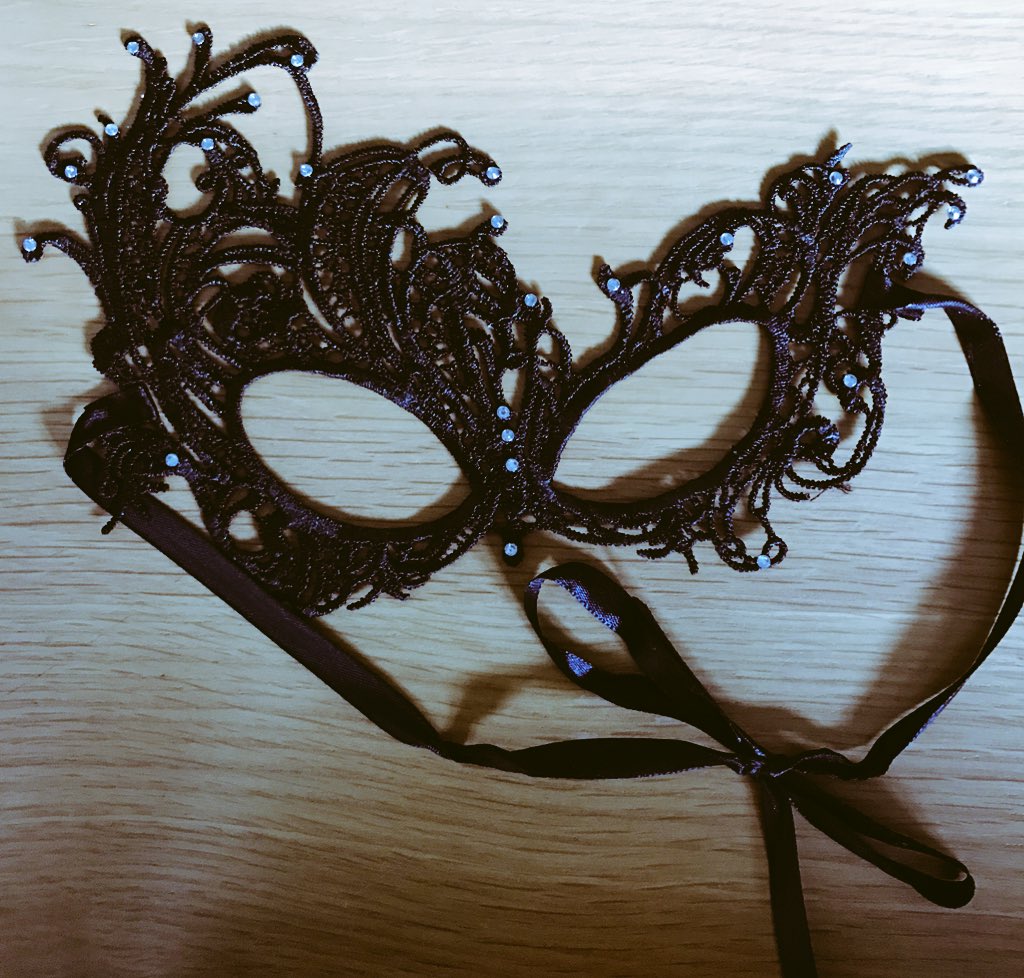miss_steele89's tweet photo. ❤💚 *worldwide giveaway* RT&amp;Follow to win your very own lace mask, GOOD LUCK. Closes 28/11/17 💚❤ https://t.co/BT6y4eGd7b