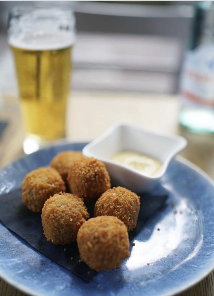 SteakAmsterdam's tweet photo. Hands up als jij je weekend nóg lekkerder begint als deze oer-Hollandse snacks in de buurt zijn! #theweekend https://t.co/FQNCWJTpSs