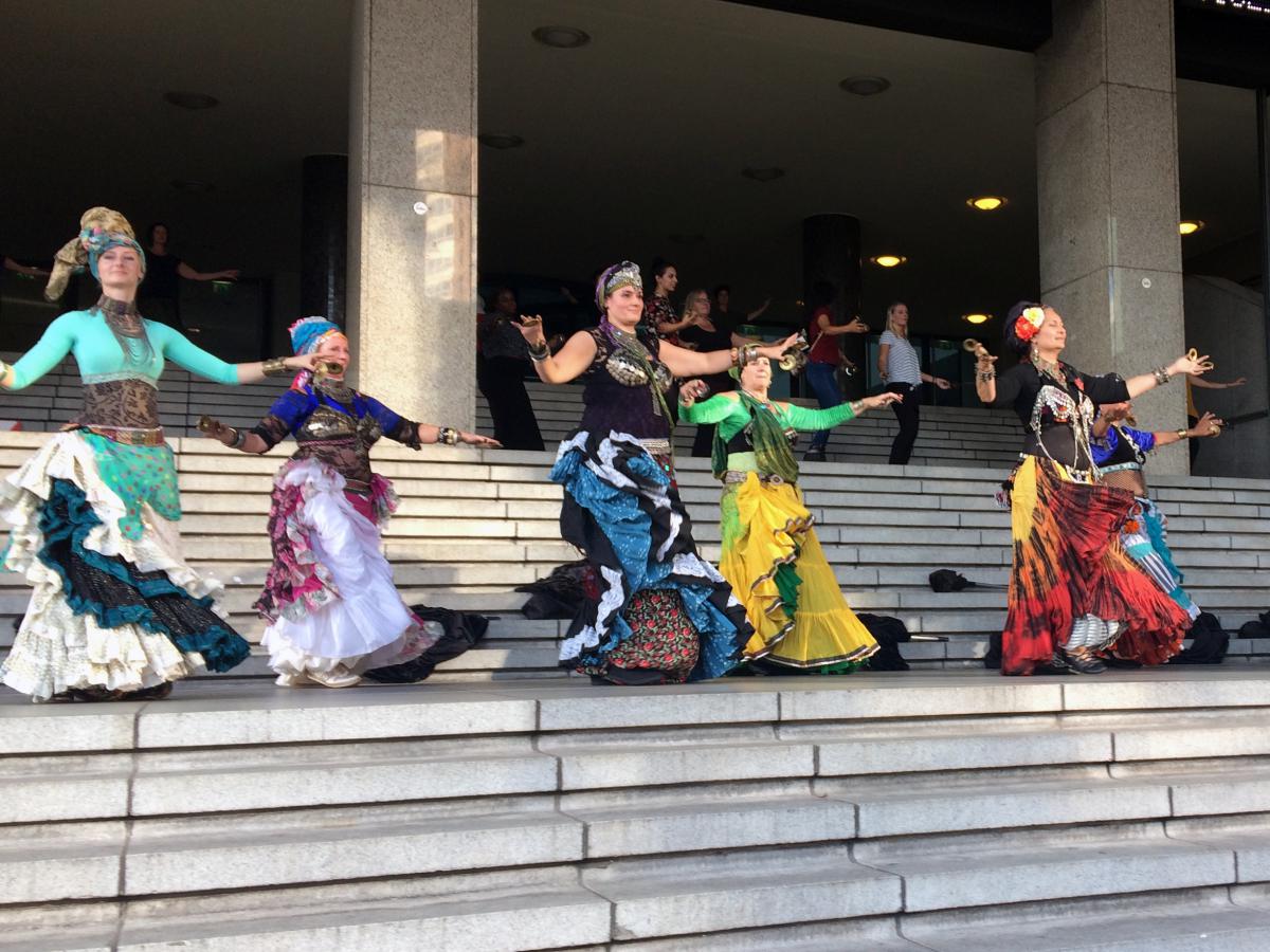 Zondag voorproefje van Shimmy Shake Festival Rotterdam op de trappen van WTC Rotterdam, 14 en 15u! <a href="/rotterdam/">Gemeente Rotterdam</a> ow.ly/INNA30gaGYK