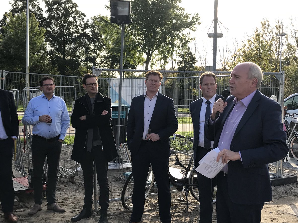 LRgroeit's tweet photo. Feestelijk moment! Bewoners gefeliciteerd met de startbouw woningen Project Uphill #Hoge Weide! @JanssendeJongPO https://t.co/bw5bWrQfr3