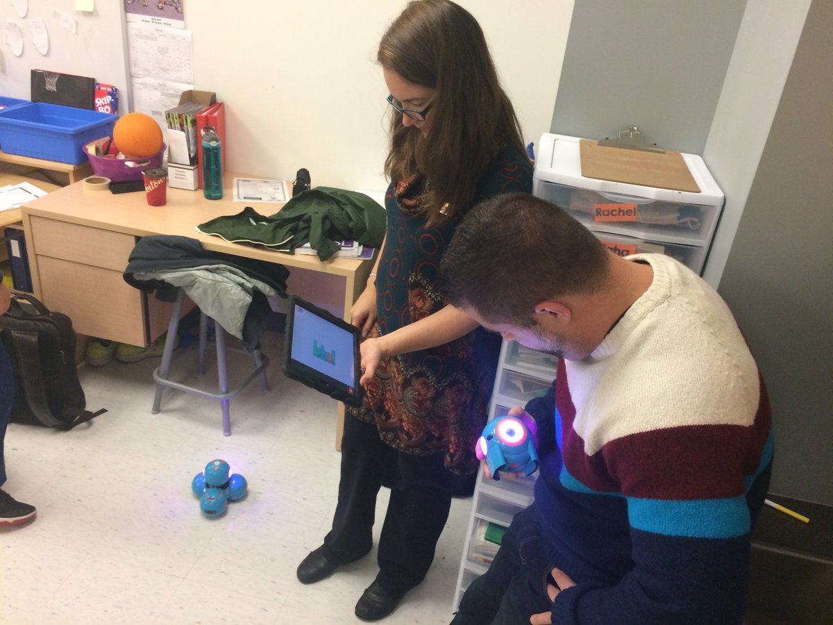 MmeSamuel's tweet photo. Junior workshops this morning! Digital Footprints, Coding, Photog., Robotics. Merci @cgoodyear et @OttawaLouise! #khps_DigCitWeek #ocdsbDLL https://t.co/eJbOwj5omG