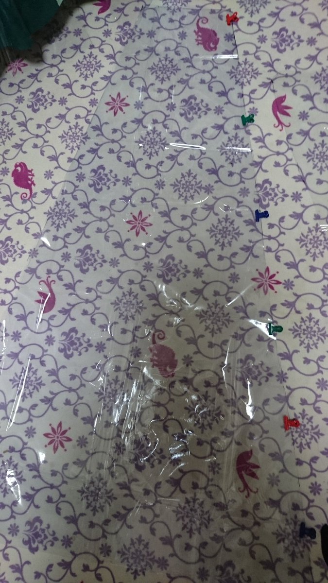 D_55YKN's tweet photo. 明日からまた雨ですけど…仮装民の皆さま
100均のテーブルクロスを切って、透明テープで繋げて、マジテで止めるだけのレインスカート＆マントはいかがでしょうか。

キャストさんにほめられました(*'ω' *)

#雨対策
#Dハロ仮装
#Dハロ仮装者さんと繋がりたい2017 https://t.co/zHoK29AHK8