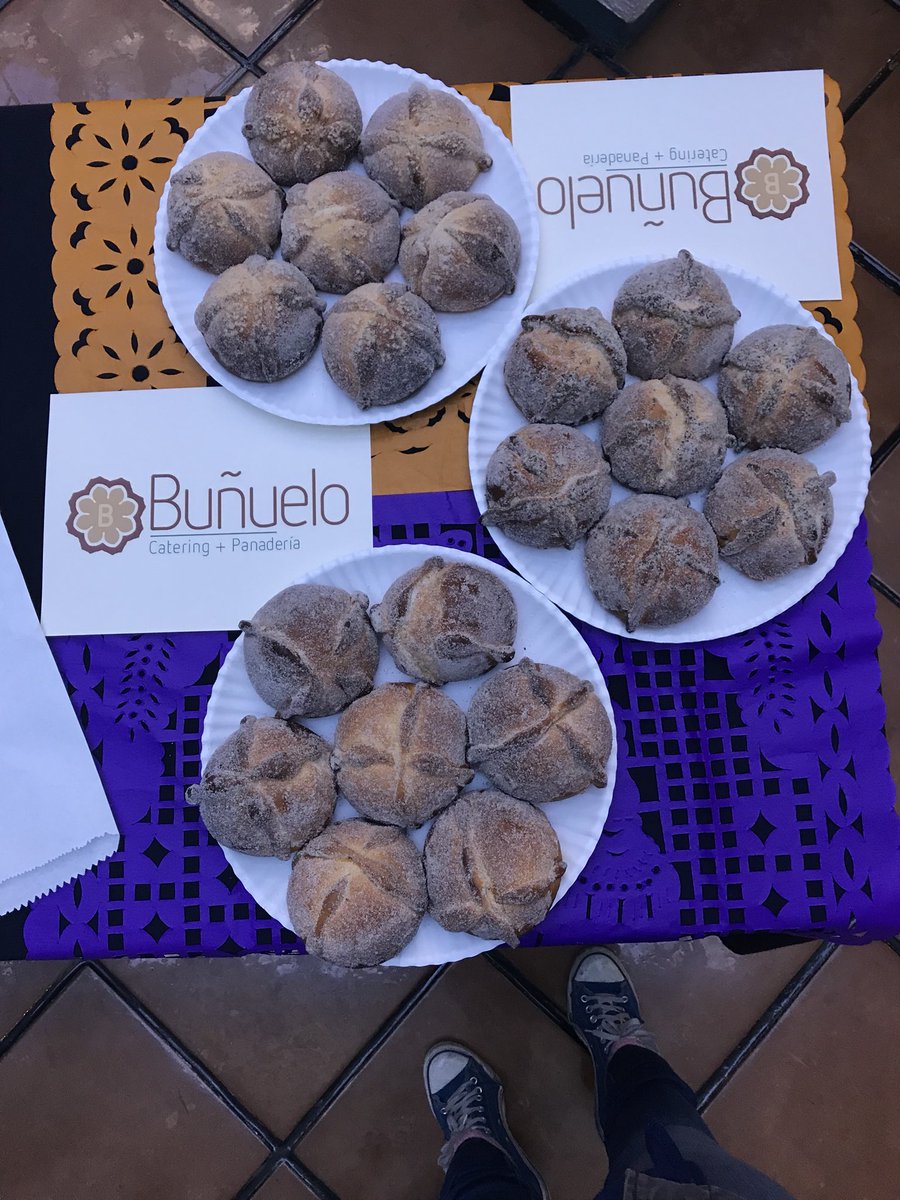 bunuelo_mx's tweet photo. Ya estamos en @WRADIOMexico para hacer una cata de Pan de Muerto https://t.co/VGwgiLK2BI