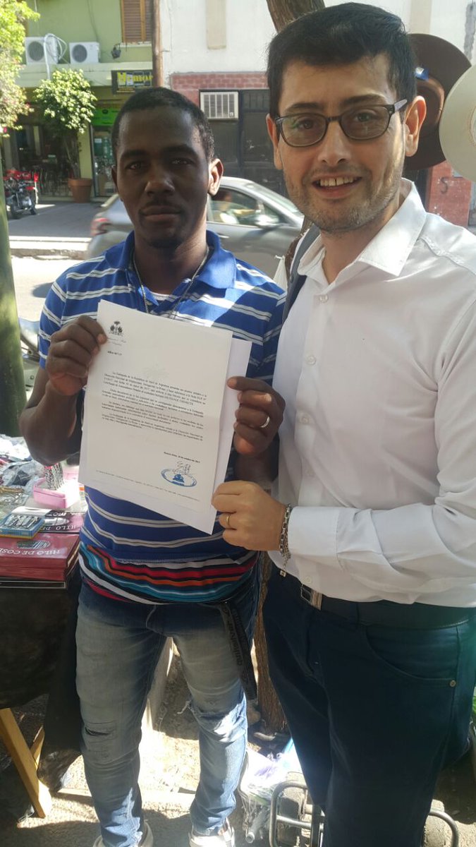 cuentapriv123's tweet photo. Entrega en nombre d Vicegobernador trámite de EmbajadaHaití a Sr Chenecte vendedor ambulante p/ optar al DNI y poder ir al médico oncológico https://t.co/dkRsLCmGzz