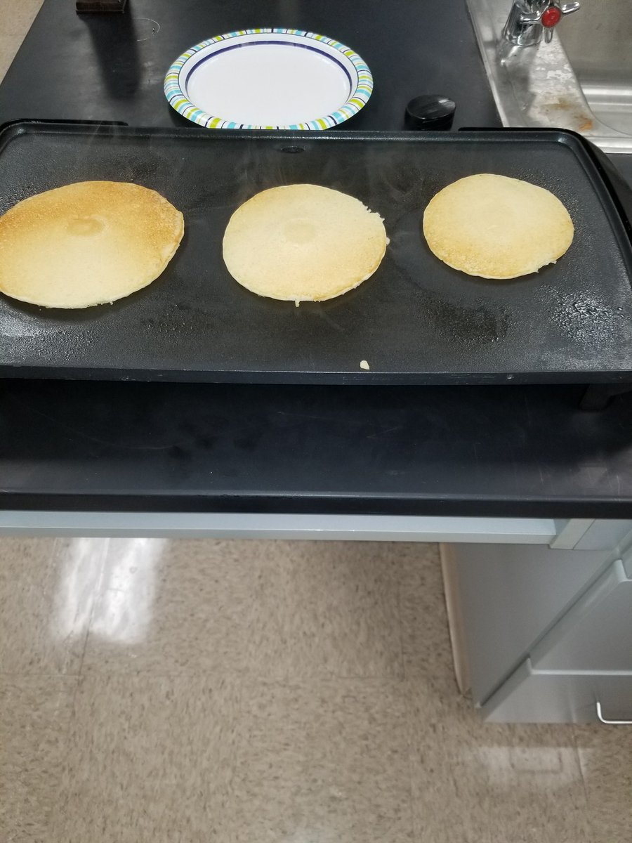 MrsEllingsonDCG's tweet photo. When your first period class ends the quarter without any late or missing work, you celebrate with pancakes. #rrmreverykid_everyday https://t.co/a7uUy49Z09