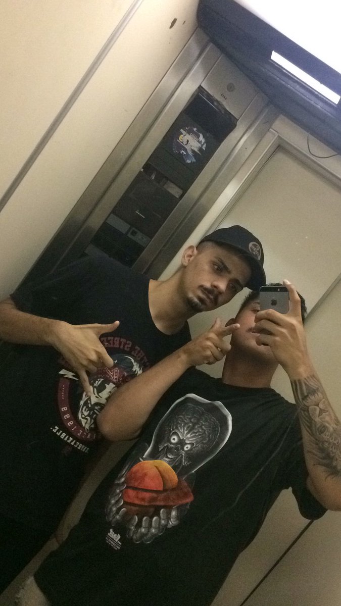 crf_diniz's tweet photo. O crime não é o creme 🔫 #Éocontrole #Mópaz #infanciasofridona #Tacarente #Compraumhamert https://t.co/Q4djy2XcPz