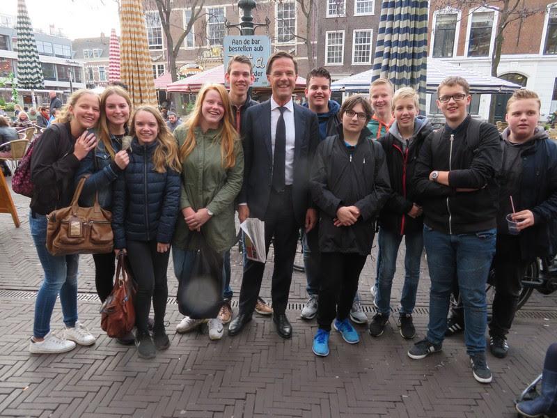 KWCCulemborg's tweet photo. Onze TL4-leerlingen op de dag van de beëdiging nwe. kabinet op de foto met premier Mark Rutte! https://t.co/SP2h3Vyet5