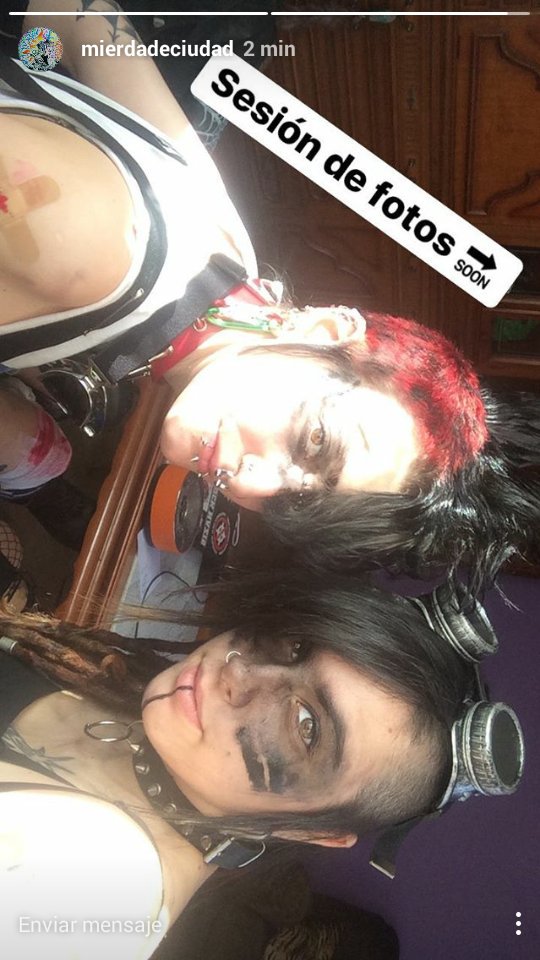 _FumarCagando's tweet image. Nos van a hacer una sesión de fotos post-apocalípticas y estoy que no cago.