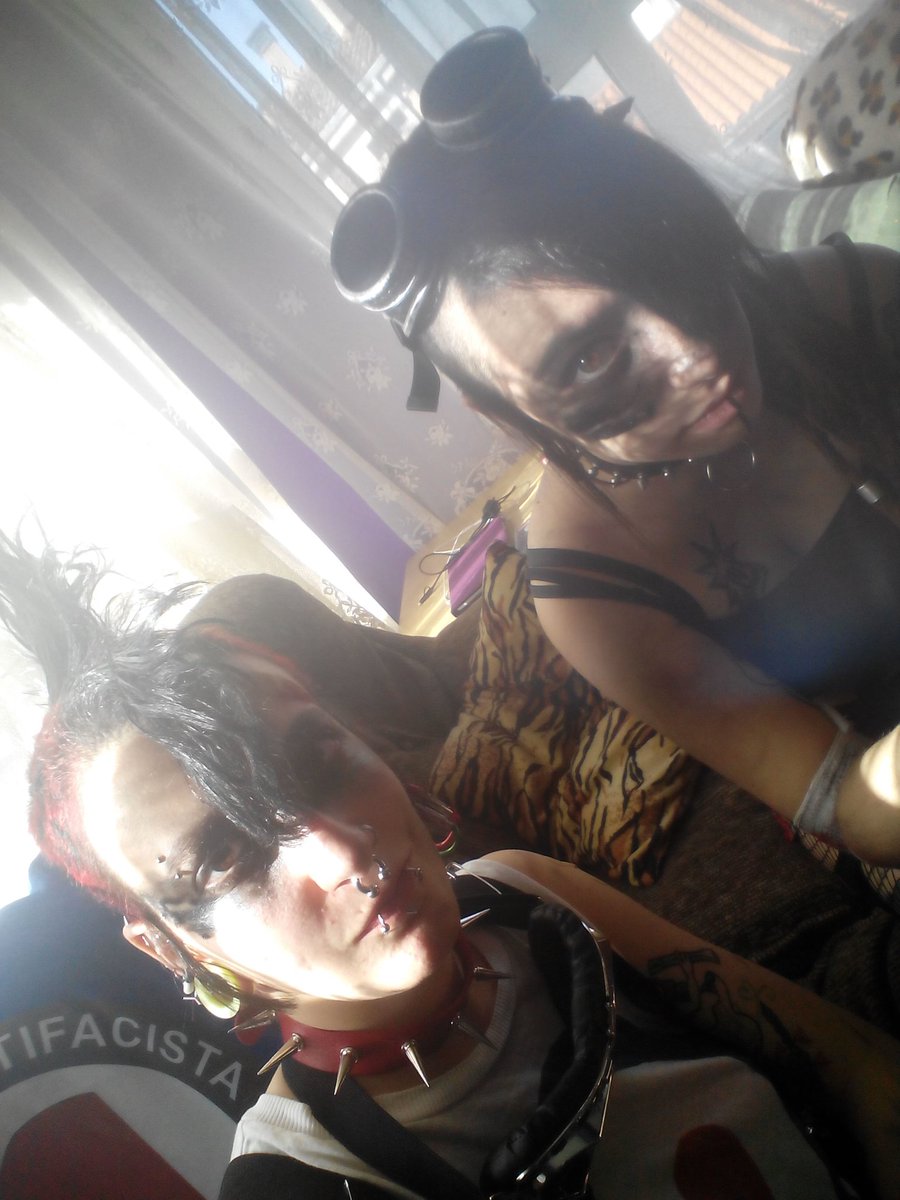 _FumarCagando's tweet image. Nos van a hacer una sesión de fotos post-apocalípticas y estoy que no cago.