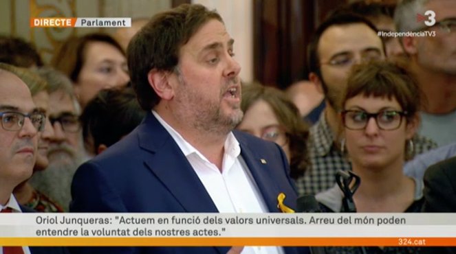 JuntsPelSi's tweet photo. "Gent molt diversa pot sentir i compartir els valors universals que volem expressar en aquesta nova República" #HolaRepúblicaCatalana https://t.co/nynyIb8DC8