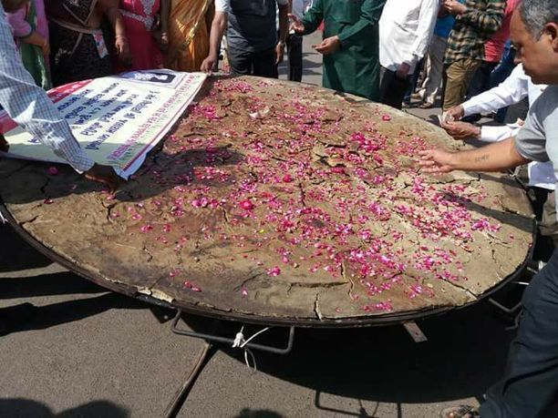 LetsTalkGujarat's tweet photo. Temple in #Morbi breaks 8 ft #Rotlo to mark #JalaramJayanti | https://t.co/tdsHgPNnfL #Gujarat #LetsTalkGujarat https://t.co/VHyw3yEE8C
