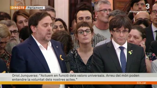 JuntsPelSi's tweet photo. "Donem continuïtat al mandat democràtic del 27S i #1O que serà la nostra guia en la construcció de la nova República" #HolaRepúblicaCatalana https://t.co/ZITWvFJXKX