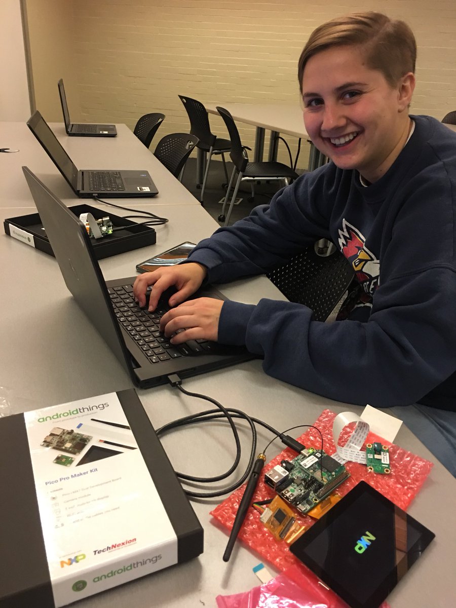UNI_WiC's tweet photo. We had a great Hands on Tech Night! #UNIWiC https://t.co/Z7NMlJaeJn