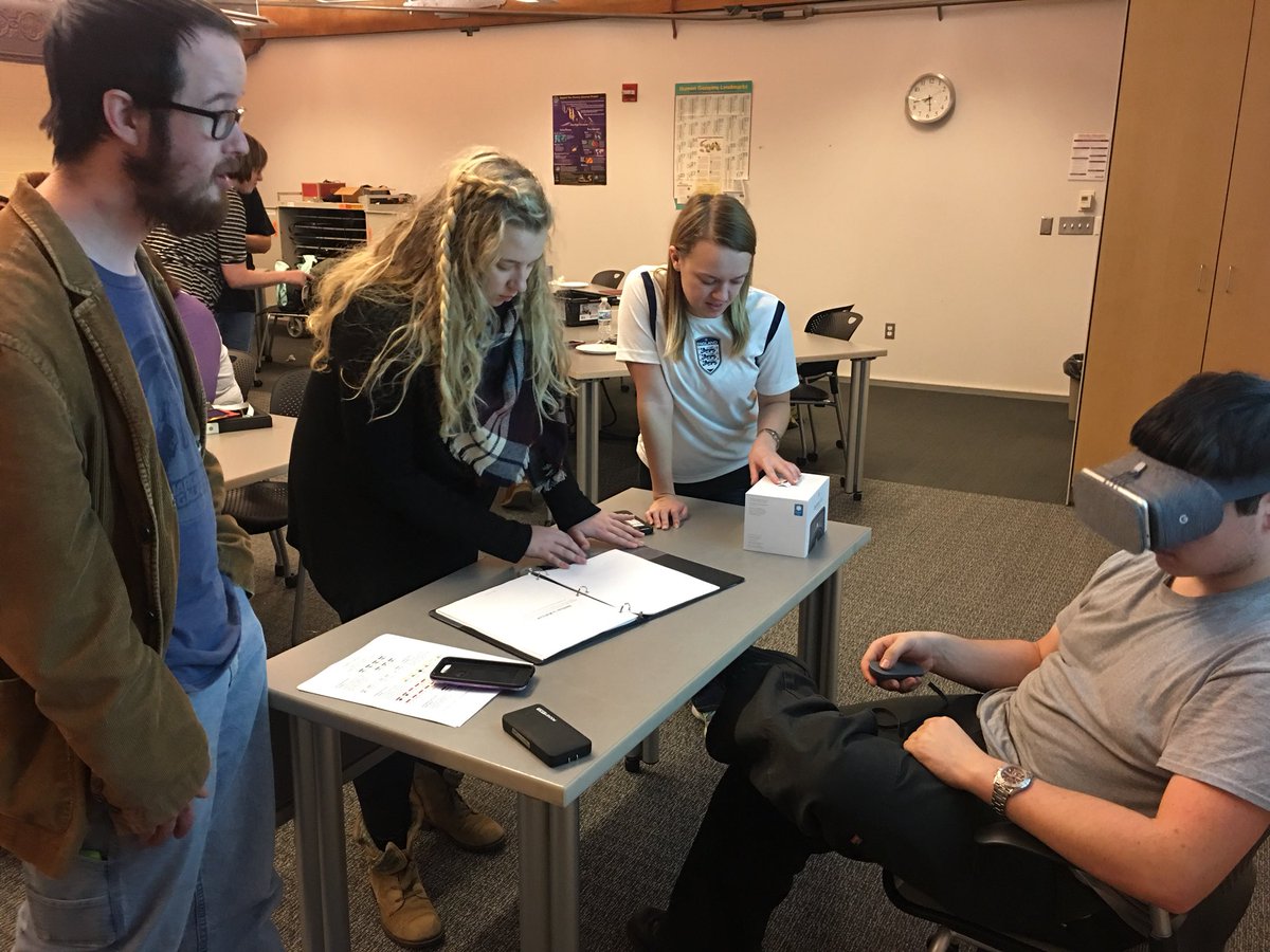 UNI_WiC's tweet photo. We had a great Hands on Tech Night! #UNIWiC https://t.co/Z7NMlJaeJn