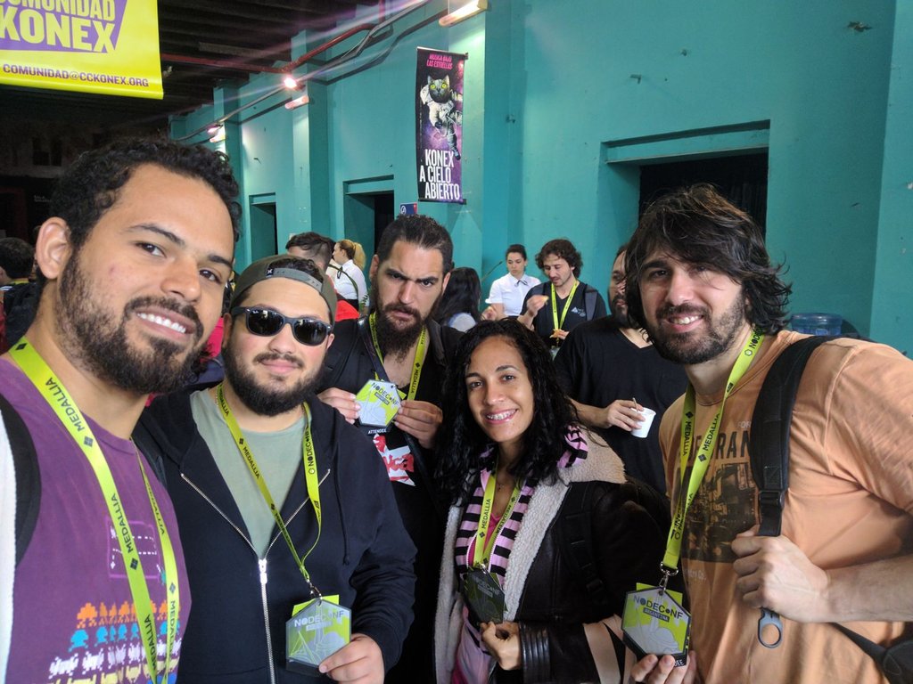 antony_uy's tweet photo. #NodeConfAr2017 con los peps de @OktanaCorp https://t.co/0e1NaG5VUE