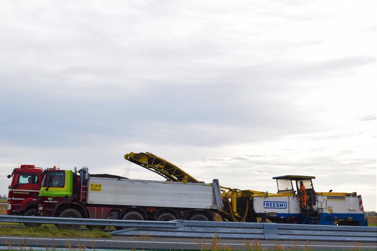 JupIkBenEr's tweet photo. #freesmij @Freesmij #Spaansen en #VanderWiel druk aan het werk op de #N31 nabij afslag #Kimswerd https://t.co/YhreyDd4P3