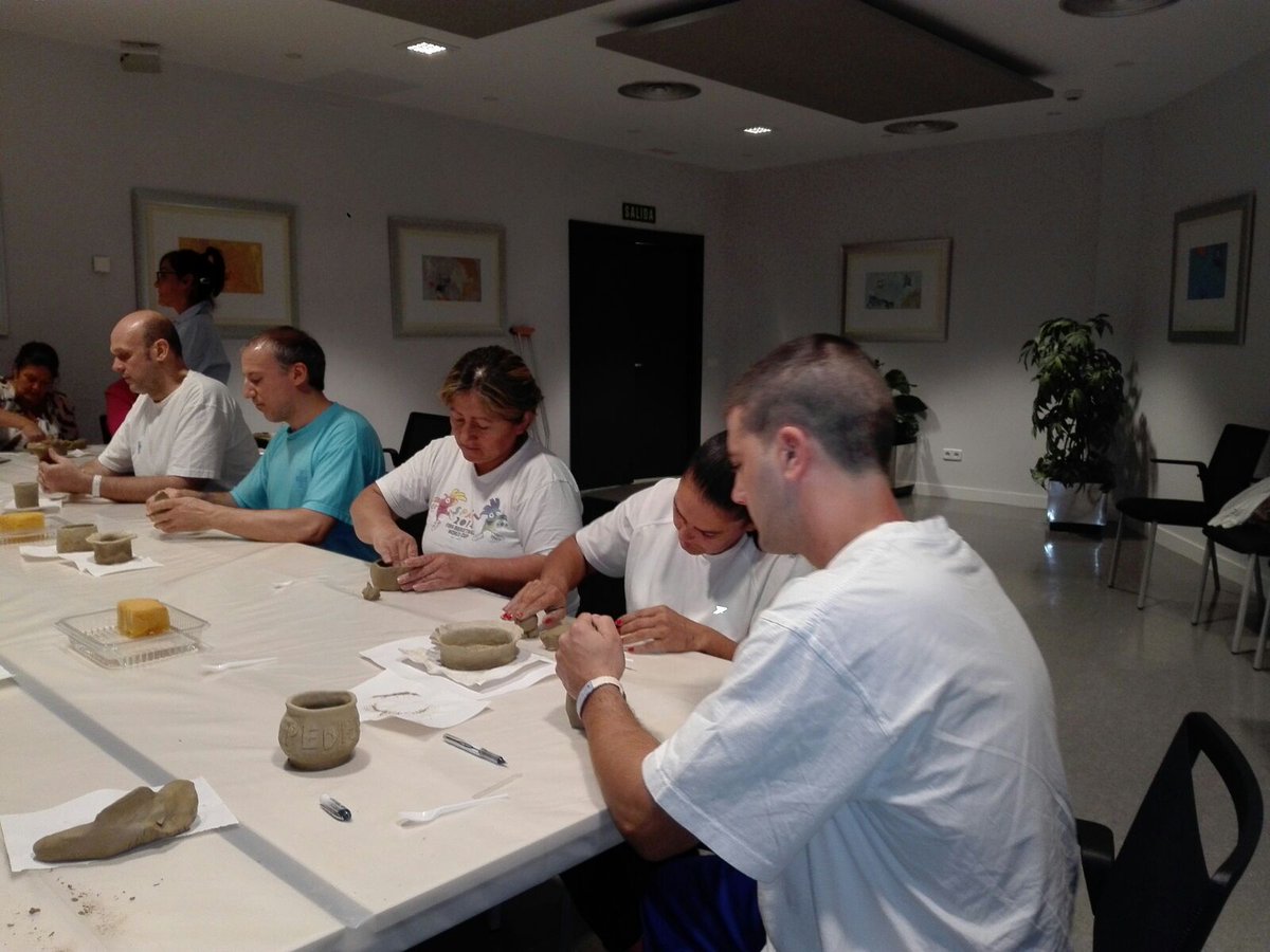cuidarvidas's tweet photo. Taller de cerámica "Modelando la vida" para pacientes y familiares en el Hosp.ASEPEYO https://t.co/nu7gnKihhz