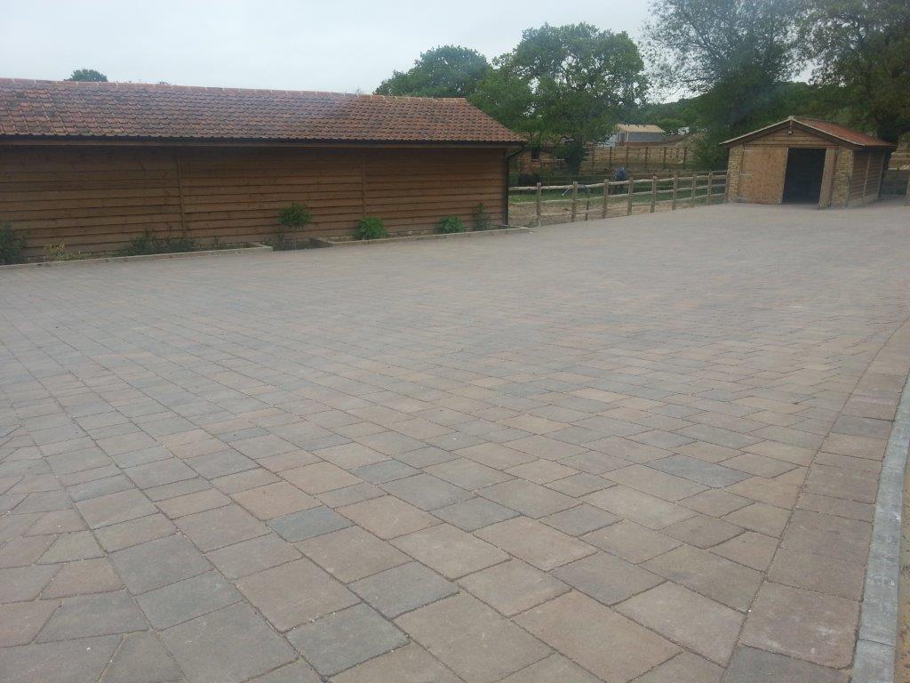 BarleystoneP's tweet photo. check out this great job completed in Essex achieved using kingspave walnut 3 size mix #barleystone #paving #blockpaving #essex https://t.co/emJzgLx5Fq