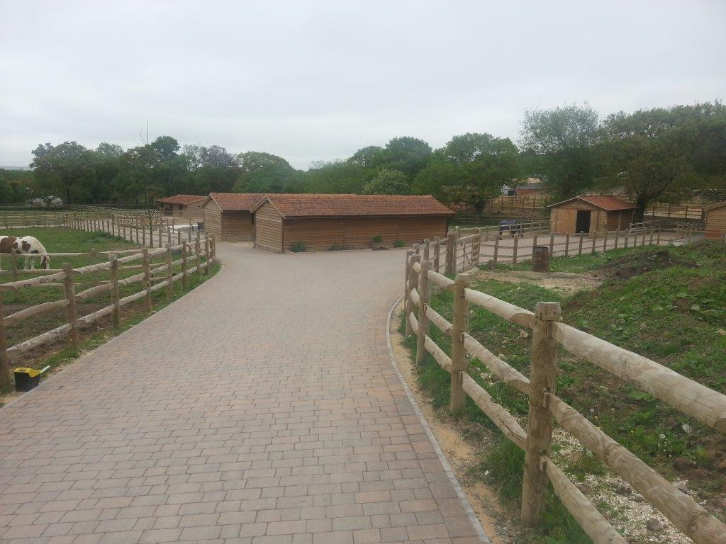 BarleystoneP's tweet photo. check out this great job completed in Essex achieved using kingspave walnut 3 size mix #barleystone #paving #blockpaving #essex https://t.co/emJzgLx5Fq