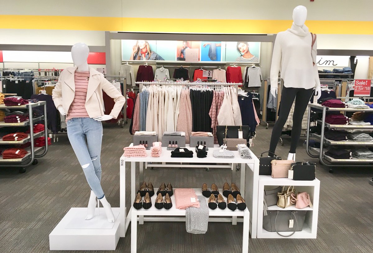 VMBeccaH's tweet photo. A New Day: VMed to match the brand’s logo. #vml #targetstyle @adamas65 @abbyrohrer84 @sara1drow https://t.co/2DJfUFHEyb