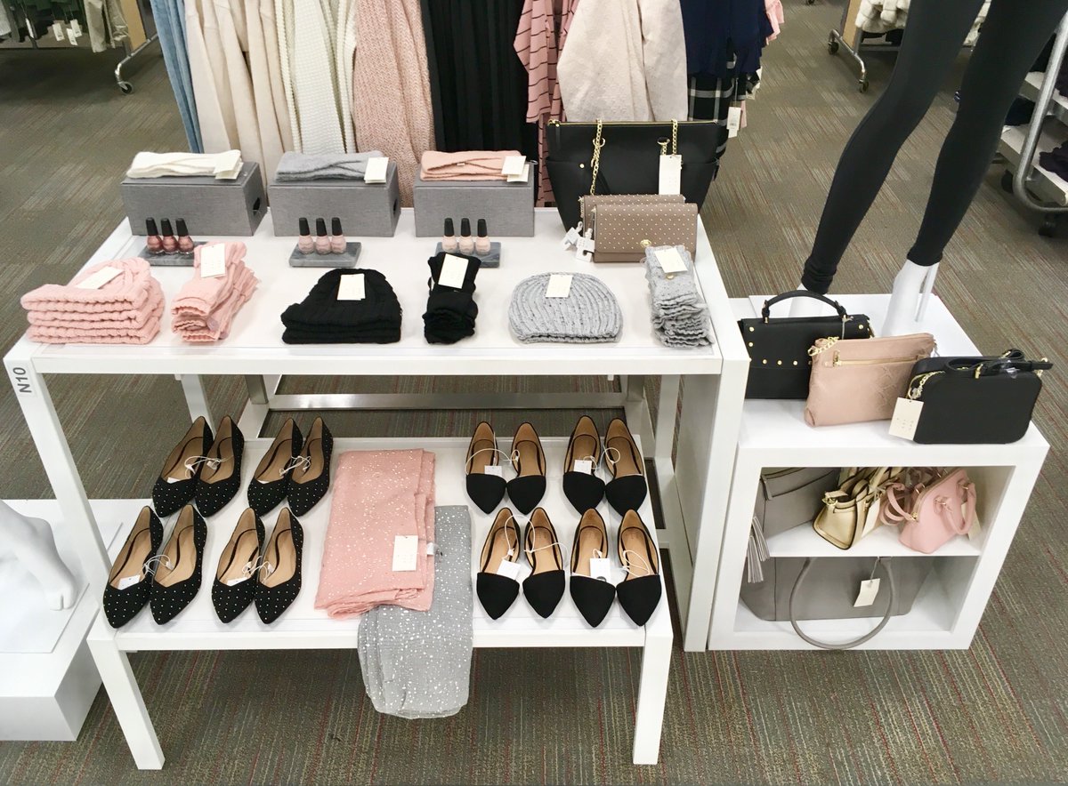 VMBeccaH's tweet photo. A New Day: VMed to match the brand’s logo. #vml #targetstyle @adamas65 @abbyrohrer84 @sara1drow https://t.co/2DJfUFHEyb