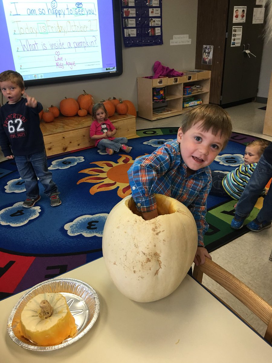 AngieWishard's tweet photo. When the boys are grossed out by the inside of a pumpkin.......the girls take over! #pumpkindiscovery https://t.co/cR04Ew6ROd